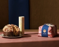 Panettone with Sicilian almonds and icing